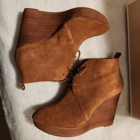 Michael Kors Luggage Wedge Suede Lace up Ankle Boots NWB Size 8.5 - Picture 1 of 7